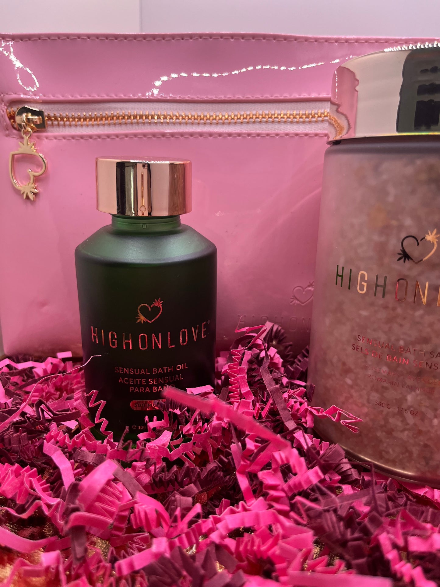 Ultimate Spa Gift Set:Pink Rose Bud Bath Salts , luxurious bath oil and beauty bag .